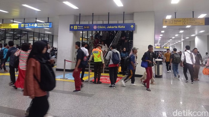 Situasi Stasiun Manggarai malam ini, tak ada lagi penumpukan penumpang.