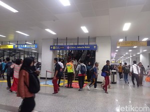 Kepadatan Penumpang di Stasiun Manggarai Mulai Terurai Malam Ini