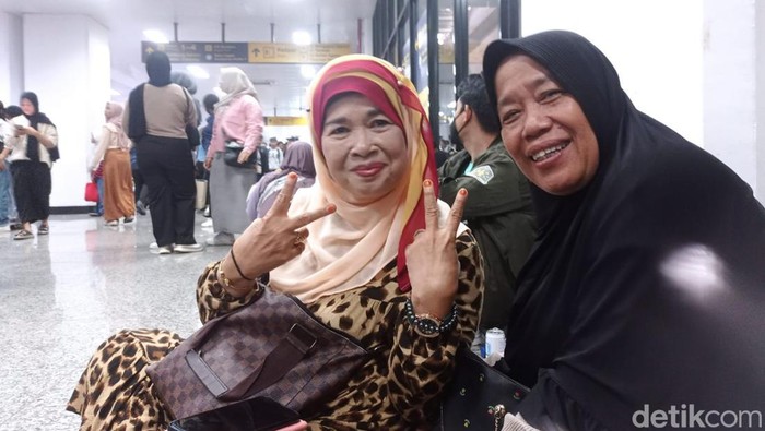 Stasiun Manggarai dipadati penumpang sejak pagi. Banyak warga yang mengaku hendak pergi ke Monumen Nasional (Monas) menyaksikan HUT ke-79 TNI. (Taufiq S/detikcom) Stasiun Manggarai dipadati penumpang sejak pagi. Banyak warga yang mengaku hendak pergi ke Monumen Nasional (Monas) menyaksikan HUT ke-79 TNI. (Taufiq S/detikcom)