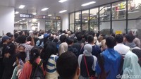 Tak sedikit ada juga yang berteriak meminta calon penumpang lain segera naik ke peron. Namun petugas keamanan menahan calon penumpang dan meminta untuk menunggu sebab kapasitas peron di atas terbatas. (Taufiq S/detikcom)