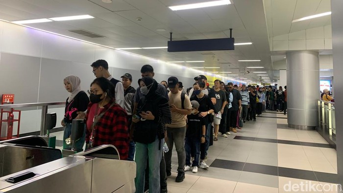 Suasana di Stasiun MRT Bundaran HI saat tarif Rp 1 spesial HUT TNI hari ini
