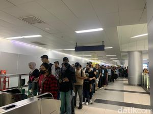Senangnya Warga Tarif MRT Jadi Rp 1 di HUT Ke-79 TNI