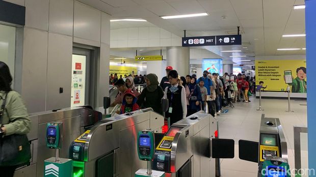Suasana di Stasiun MRT Bundaran HI saat tarif Rp 1 spesial HUT TNI hari ini