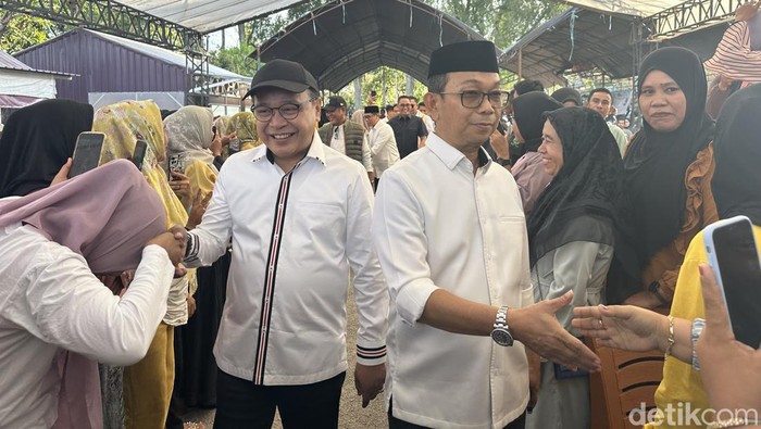 Supriansa (kiri) bersama Calon Bupati Soppeng Suwardi Haseng menyapa Relawan Super.