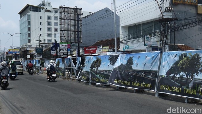 Pengguna jalan melintas di area Taman Jalan Affandi yang sedang direvitalisasi, Sabtu (5/10/2024).