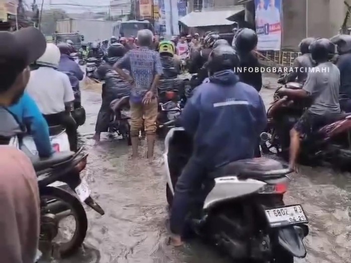 Tangkapan video viral banjir di jalan mahar martanegara cimahi