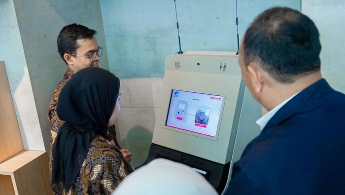 Telkomsel uji coba registrasi SIM card pakai teknologi biometrik face recognition.