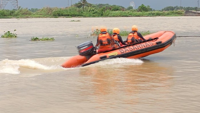 Tim SAR saat melakukan pencarian bocah yang tenggelam di Sungai Musi, Palembang.