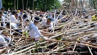 Ribuan warga tumpah ruah memadati jalanan Desa Adat Munggu, Badung, Bali, Sabtu (5/10/2024).Masyarakat Adat Munggu bersiap mengikuti kirab untuk melaksanakan Mekotek atau tradisi ngerebeg mekotek.
