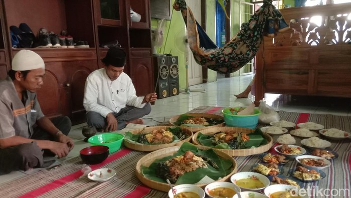 Tradisi ngayun saat pemberian nama untuk bayi di Desa Larangan, Kecamatan Lohbener, Kabupaten Indramayu