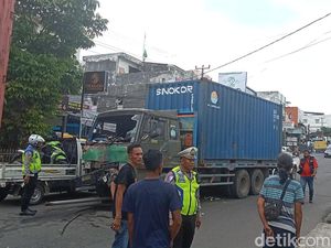Truk Tabrak Tiang Listrik Usai Rem Blong, Sempat Timbulkan Kemacetan 1 Km