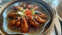 Teh keempat adalah Shen Nong Tea yang cita rasanya unik, terbuat dari teh hitam dengan sentuhan licorice. Adanya campuran licorice pada teh memberikan sentuhan aromatik yang pekat. Teh ini juga dipadukan dengan 3 jenis dimsum, yaitu Chicken Feet with Black Bean, Shrimp Wonton, dan Chicken or Pork Char Siew Bao. Foto: detikfood/dok. Gran Melia