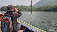 Di beberapa petak, tim ekspedisi harus memantau owa Jawa dengan perahu dari Waduk Jatiluhur.