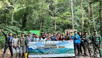 Tim ekspedisi lengkap bersama dengan tim Jejak Petualang Trans7.