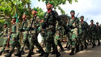 Sejumlah prajurit TNI AD berbaris usai mengikuti upacara peringatan HUT ke-79 TNI di Kodam XII/Tanjungpura, Kabupaten Kubu Raya, Kalimantan Barat, Sabtu (5/10/2024). Peringatan HUT ke-79 TNI tersebut mengusung tema TNI modern bersama rakyat siap mengawal suksesi kepemimpinan untuk Indonesia maju. ANTARA FOTO/Jessica Wuysang
