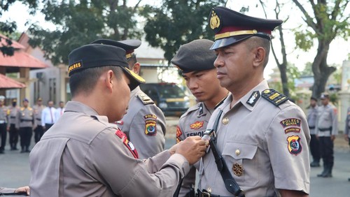 Upacara serah terima jabatan Iptu Jessy Silahooy (kanan) sebagai Kasat Intelkam Polres Manggarai Barat, Sabtu (5/10/2024).
