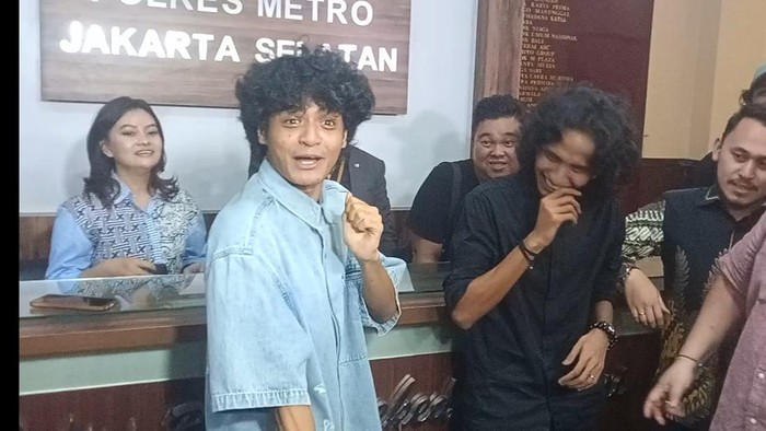 Vadel Badjideh Vadel Badjideh joget di kantor polisi setelah menjalani pemeriksaan selama 6 jam.