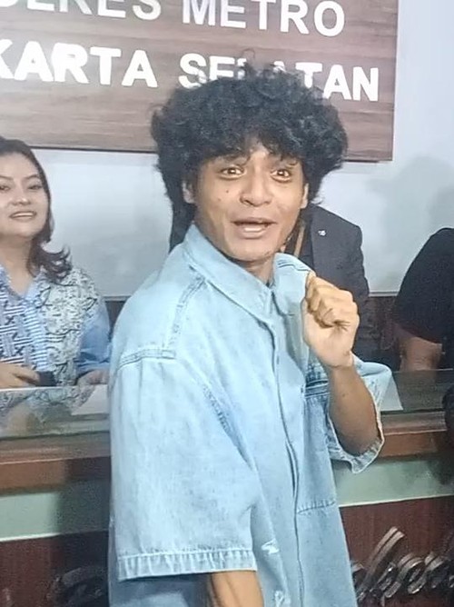 Vadel Badjideh joget di kantor polisi setelah menjalani pemeriksaan selama 6 jam.