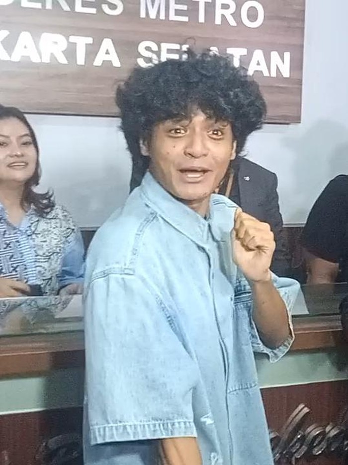 Vadel Badjideh joget di kantor polisi setelah menjalani pemeriksaan selama 6 jam.