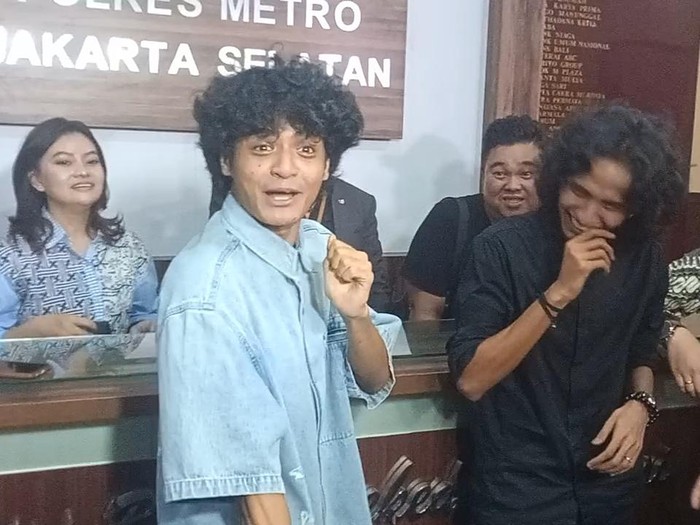 Vadel Badjideh joget di kantor polisi setelah menjalani pemeriksaan selama 6 jam.