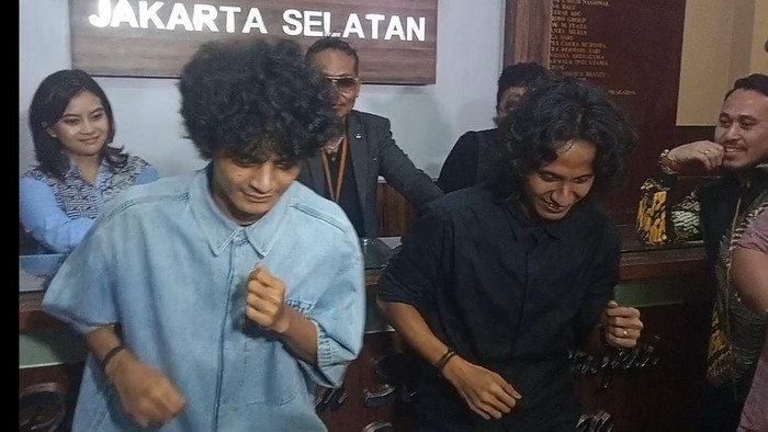 Vadel Badjideh joget di kantor polisi setelah menjalani pemeriksaan selama 6 jam.