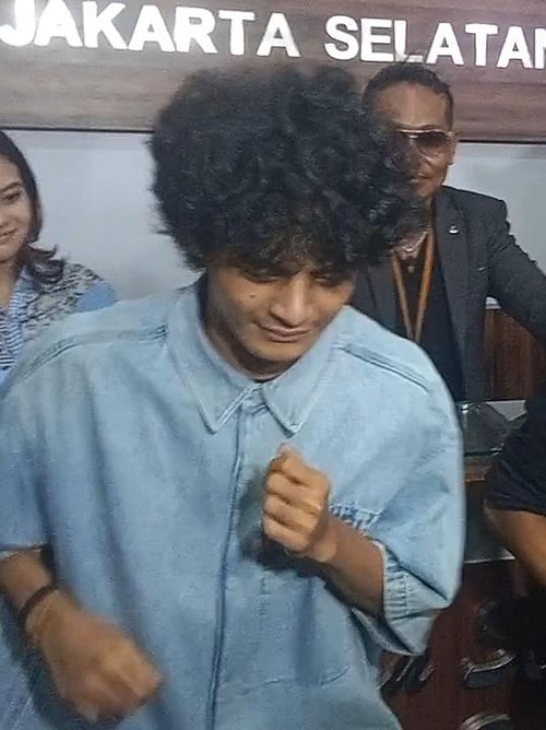 Vadel Badjideh joget di kantor polisi setelah menjalani pemeriksaan selama 6 jam.