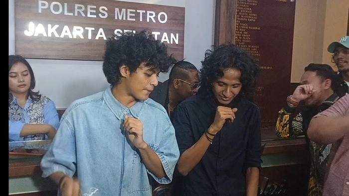 Vadel Badjideh Vadel Badjideh joget di kantor polisi setelah menjalani pemeriksaan selama 6 jam.