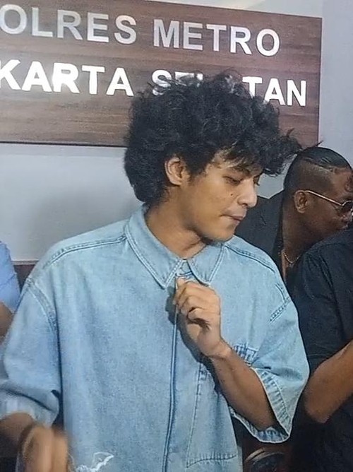 Vadel Badjideh joget di kantor polisi setelah menjalani pemeriksaan selama 6 jam.