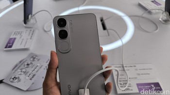 Vivo V40 Lite dirilis pada 25 September 2024 dan sudah bisa dibeli konsumen dengan harga Rp3.299.000 untuk varian 8GB RAM/128GB ROM dengan opsi warna Titanium Silver dan Pearl Violet. Varian 8GB RAM/256GB ROM dalam balutan warna Titanium Silver, Pearl Violet, dan Carbon Black dibanderol Rp3.599.000. Foto: Rachmatunnisa/detikINET