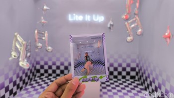 Di booth Vivo V40 Lite, pengunjung bisa mengabadikan momen seru dengan menjajal Photospot dan Experience Area, mencoba langsung kecanggihan fitur AI Erase dan AI Aura Light Portrait di Vivo V40 Lite. Foto: Rachmatunnisa/detikINET