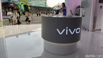 Booth Vivo juga menggelar acara meet & greet dengan musisi Kunto Aji di hari kedua Synchronize Fest 2024. Foto: Rachmatunnisa/detikINET