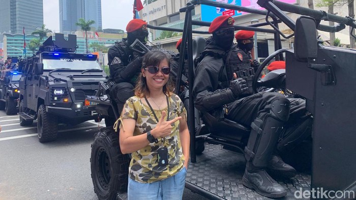Warga berfoto di depat alutsista TNI