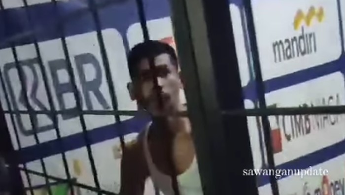 Warga di Kelurahan Kedaung, Sawangan, Kota Depok, menggerebek sebuah toko transaksi uang elektronik yang ternyata menjual obat keras (Foto: Tangkapan Layar video viral)