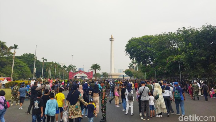 Warga mulai memadati Monas untuk menyaksikan puncak perayaan HUT ke-79 TNI (Kurniawan F/detikcom)