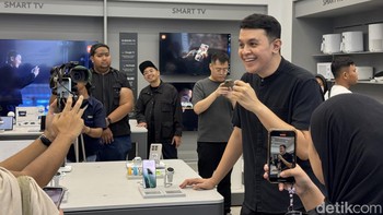 Xiaomi Fans dan masyarakat umum dapat membeli produk smartphone & AIoT terbaru melalui kanal penjualan online di mi.co.id dan Xiaomi Official Store di e-commerce, serta secara offline di Xiaomi Store maupun mitra resmi Xiaomi lainnya seperti Blibli Store, Digiplus, Erafone, Fonel, dan Okeshop. Foto: Adi Fida Rahman/detikINET