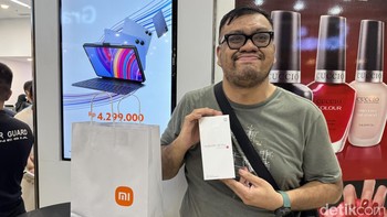 Inilah Prima Suranta, menjadi pembeli pertama Xiaomi 14T. Dia niat antre dari jam 5 pagi. Foto: Adi Fida Rahman/detikINET