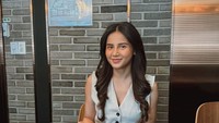 Di restoran itu, Yunita tampak menikmati steak. Ia berpose manis dengan sajian yang lezat di hadapannya. Foto: Instagram @yunitasiregar