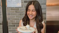 Ia juga tampak merayakan ulang tahunnya di lain kesempatan. Ia diberikan kejutan kue cantik di sebuah restoran. Foto: Instagram @yunitasiregar