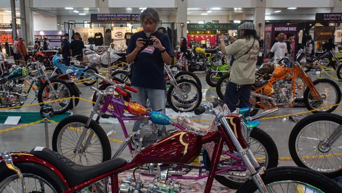 Pengunjung memotret kendaraan pada pameran Kustom Kulture Festival (Kustomfest) 2024 bertema Lucky 13 Rollin di Jogja Expo Centre (JEC), Bantul, D.I Yogyakarta, Sabtu (5/10/2024). Acara yang menampilkan ratusan karya modifikasi sepeda motor tersebut menjadi ajang pertemuan akbar bagi pecinta otomotif dan menjadi ruang ekspresi bagi para builder (pemodifikasi) di skena kustom kulture yang berlangsung hingga 6 Oktober 2024. ANTARA FOTO/Andreas Fitri Atmoko/rwa.