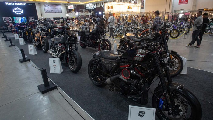 Pengunjung memotret kendaraan pada pameran Kustom Kulture Festival (Kustomfest) 2024 bertema Lucky 13 Rollin di Jogja Expo Centre (JEC), Bantul, D.I Yogyakarta, Sabtu (5/10/2024). Acara yang menampilkan ratusan karya modifikasi sepeda motor tersebut menjadi ajang pertemuan akbar bagi pecinta otomotif dan menjadi ruang ekspresi bagi para builder (pemodifikasi) di skena kustom kulture yang berlangsung hingga 6 Oktober 2024. ANTARA FOTO/Andreas Fitri Atmoko/rwa.