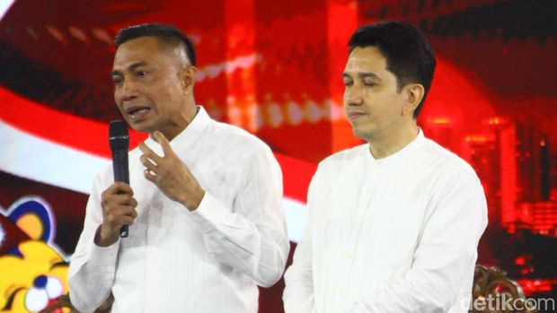 Cagub Jakarta Dharma Pongrekun memberikan pernyataan penutup di debat Pilgub 2024. Dharma menunjukkan Kartu Jakartaku Aman dalam slideshow, Minggu (6/10/2024).