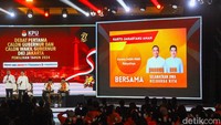 Kartu tersebut berlatarbelakang warna oranye.