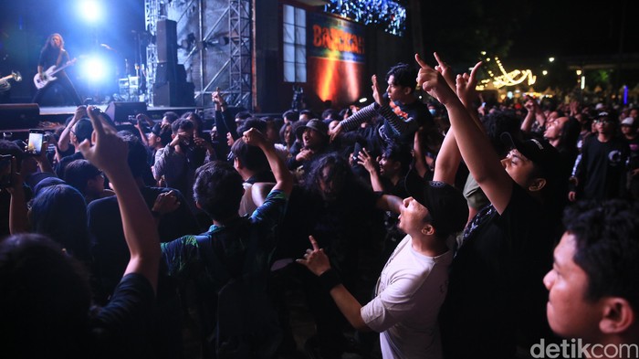 Group Band Metal Asal Bandung Burgerkill tampil dalam Synchronize Fest di JIEXPO Kemayoran, Jakarta, Minggu (6/10/2024).