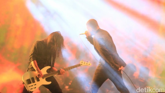 Group Band Metal Asal Bandung Burgerkill tampil dalam Synchronize Fest di JIEXPO Kemayoran, Jakarta, Minggu  (6/10/2024).