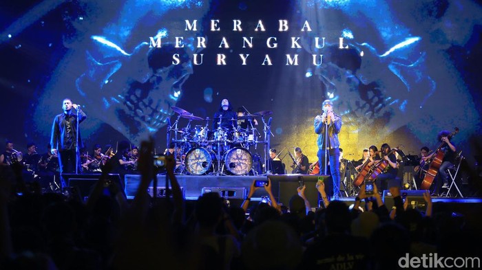 Group Band Metal Asal Bandung Burgerkill tampil dalam Synchronize Fest di JIEXPO Kemayoran, Jakarta, Minggu  (6/10/2024).