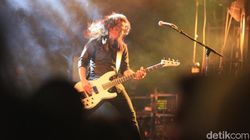 Aksi Band Metal Burgerkill Gebrak Panggung Synchronize