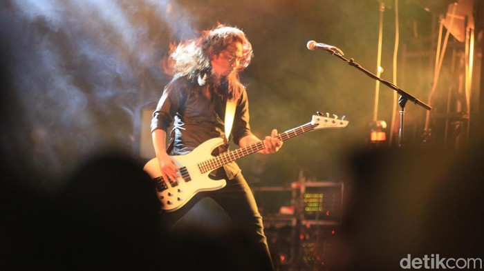 Group Band Metal Asal Bandung Burgerkill tampil dalam Synchronize Fest di JIEXPO Kemayoran, Jakarta, Minggu  (6/10/2024).