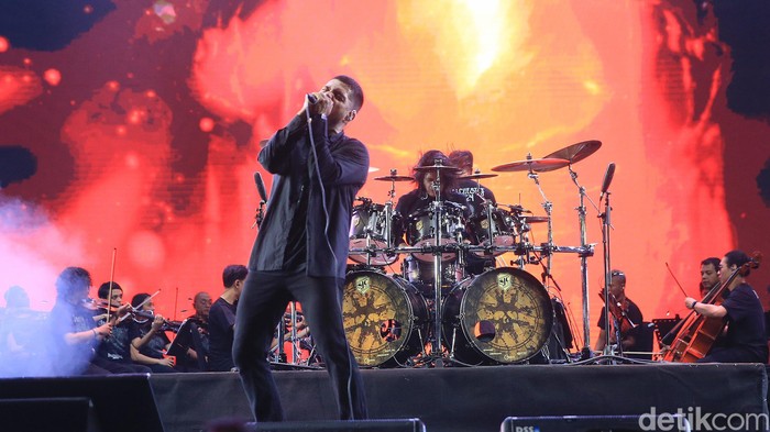 Group Band Metal Asal Bandung Burgerkill tampil dalam Synchronize Fest di JIEXPO Kemayoran, Jakarta, Minggu  (6/10/2024).