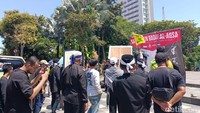 Mereka juga mengelar mimbar di Taman Apsari untuk menyuarakan kemerdekaan Palestina.
