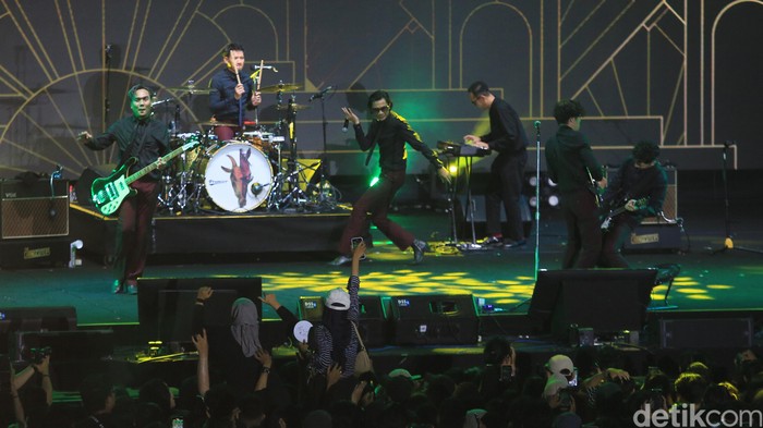Tria vokalis yang paling energik balik lagi bareng The Changcuters. Dia hadir lagi saat The Changcuters main di Synchronize Fest, Sabtu (5/10/2024).